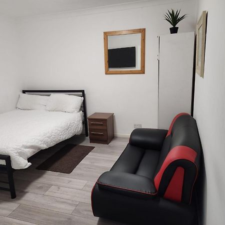 Bed and Breakfast Rubies, Firs Road, Сейл Экстерьер фото