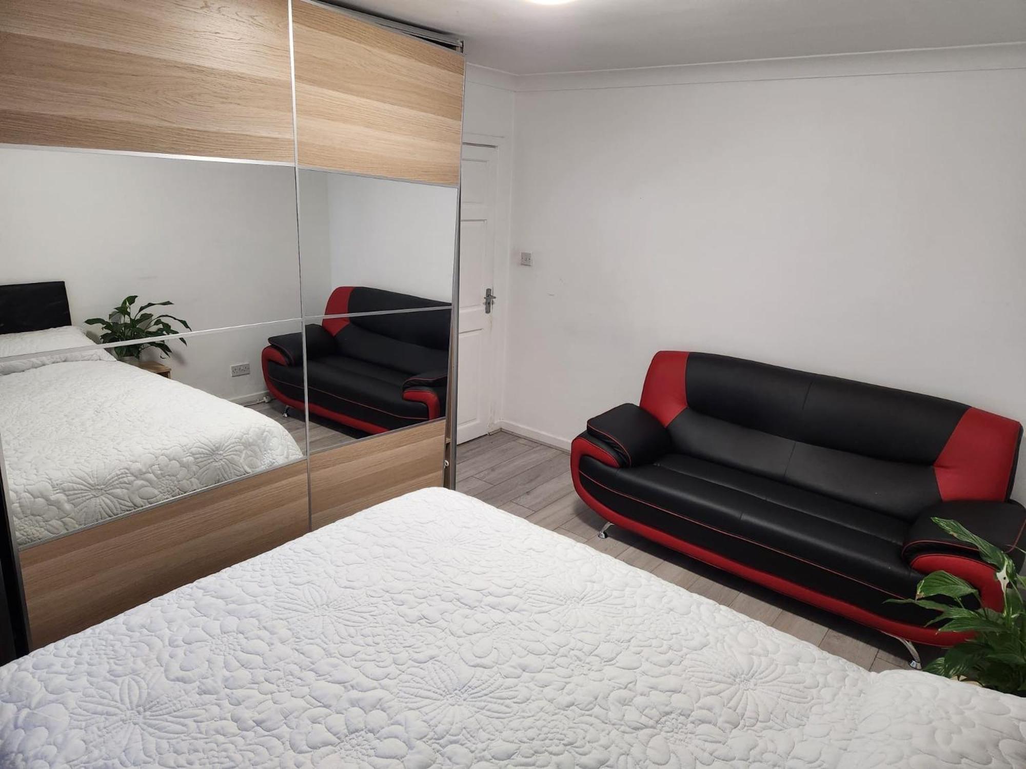 Bed and Breakfast Rubies, Firs Road, Сейл Экстерьер фото